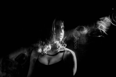 Büyüleyici ve cezbedici bir siyah beyaz portre gizemli ve derin bir cazibe atmosferini çağrıştırıyor.