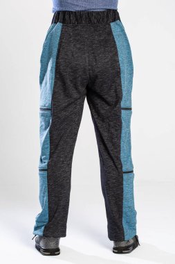 Şık mavi aksanlı, modaya uygun ve dayanıklı pantolonlar, açık hava maceraları ve aktivite kıyafetleri meraklıları için mükemmel.