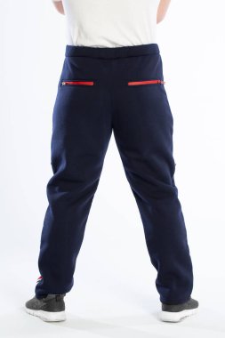 Koyu kırmızı cepleri olan moda lacivert pantolonlar, günlük kıyafet ve günlük konfor için mükemmel bir seçim.