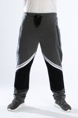 Bu modaya uygun atletik pantolonlar eşsiz bir tasarıma sahip ve çeşitli spor ve günlük giysiler için mükemmeller.