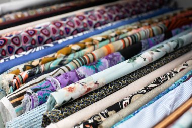 Değişik desenlerde ve renklerde sarılmış kumaşların canlı bir koleksiyonu, dikiş tutkunları için mükemmel..