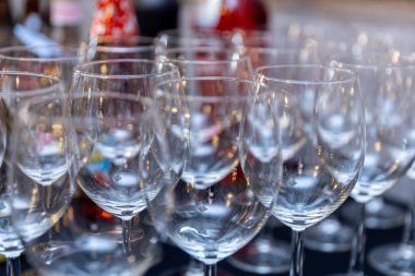 Güzel düzenlenmiş boş şarap kadehleri. Toplantılarda ve özel etkinliklerde kadeh kaldırmak için ideal.