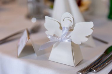 Bu büyüleyici melek temalı bir masa dekorasyonu. Özellikle düğün ve özel etkinlikler için tasarlanmış.