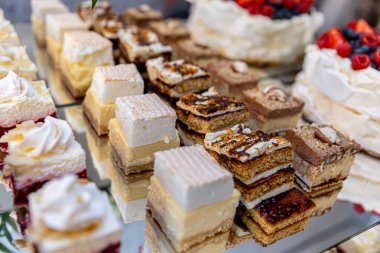 Her bayram için mükemmel olan çeşitli tatlı kek ve tatlıların sunulduğu cazip bir gösteri.