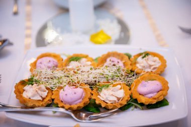 Kremalı şekerlerle dolu renkli tart kabukları, özel etkinlikler ve toplantılar için mükemmel.