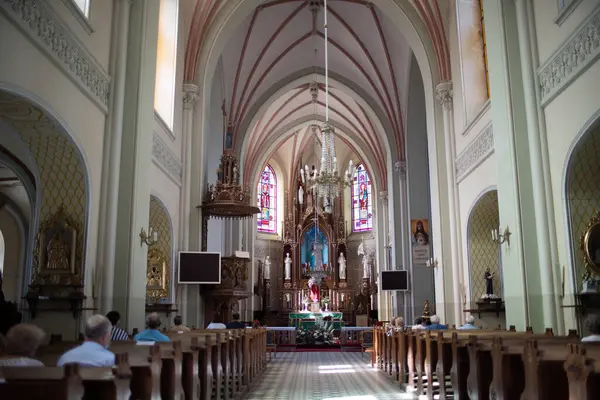 Büyüleyici bir kilise iç mimarisi ve canlı vitray pencereleri olan mimari bir başyapıt.