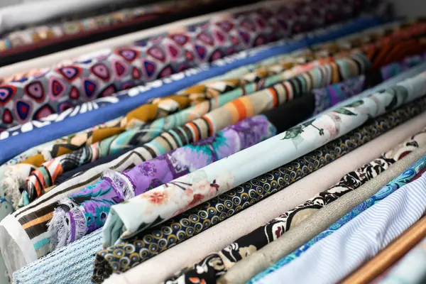 Değişik desenlerde ve renklerde sarılmış kumaşların canlı bir koleksiyonu, dikiş tutkunları için mükemmel..