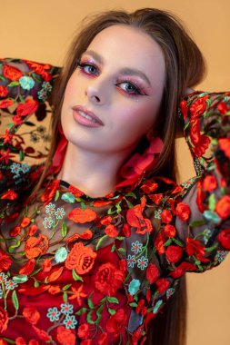 Büyüleyici bir portre canlı çiçekli moda ve çarpıcı bir makyaj güzel bir ortamda