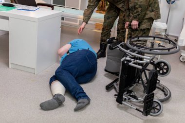 Tıbbi bir acil durum sahnesinde klinik ortamda sağlanan acil müdahale ve temel bakım açıkça görülüyor.