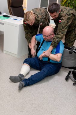 Acil bakıma ihtiyacı olan bir bireye hayati yardım için askeri personel çağrıldı.