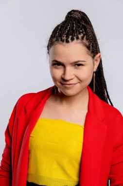 Şık ve modaya uygun bir kız kendine güvenen bir duruş ve neşeli bir ifadeyle enerjik moda anlayışını sergiliyor.