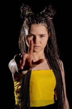 Parlak sarı kıyafetli genç bir mankenin büyüleyici portresi, yaratıcılığını ve cesur stilini gözler önüne seriyor.