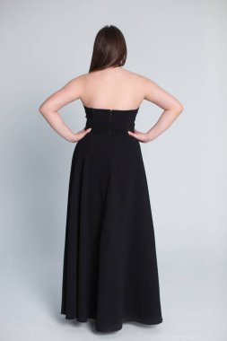 Şık ve zarif bir siyah straplez elbise. Klasik tasarımında sofistike ve stil sergiliyor.