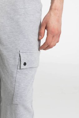 Şık ve çok yönlü gri kargo pantolonları, rahat bir uyum için tasarlanmış pratik yan cepleri var.