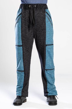 Bu modern atletik pantolonlar modaya uygun ve şık bir tasarım içeriyor, onları antrenmanlar ve günlük geziler için mükemmel yapıyor.