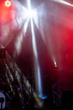 Konserde canlı bir ışık gösterisi dramatik bir atmosfer yaratır ve bu da deneyimi güçlendirir.