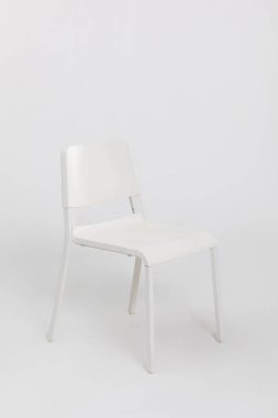 Modern iç mekanlar için mükemmel, temiz ve basit bir arka plana sahip şık, minimalist beyaz bir sandalye.