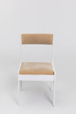 Bu minimalist sandalye, modern iç mekanları geliştirmek için ideal beyaz bir çerçeve ve doğal lif koltuğa sahiptir.