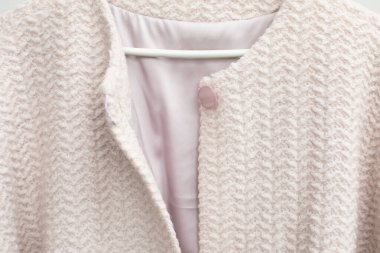 Bu şık, desenli pembe bir ceket. Yıl boyunca her mevsimde katman yapmak için mükemmel.