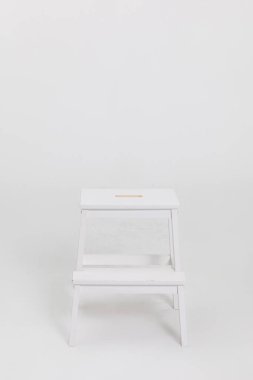 Bu şık ve modern beyaz basamaklı tabure sadece ev dekorunu geliştirmekle kalmıyor aynı zamanda çeşitli ayarlar için de kullanışlı.