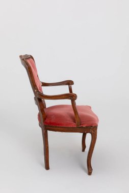Sağlam ahşap bir çerçeve ve zengin kırmızı döşeme sergileyen güzel tasarlanmış bir yan sandalye.