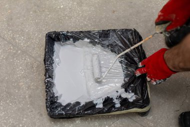 Bir kişi bir tepsi kullanırken ustalıkla resim yapar, her proje için gerekli olan önemli teknikleri gösterir