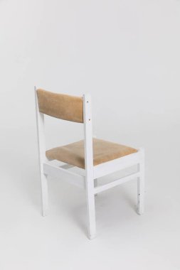 Beyaz bir çerçeve ve doğal dokuma koltuğu olan şık bir minimalist sandalye, modern dekor için mükemmel..