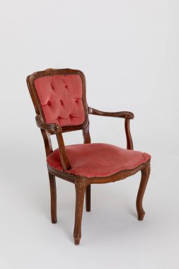 Bu şık eski koltuğun döşemeleri zengin ve süslü ahşap detayları var. Her ev dekorasyonu için mükemmel.