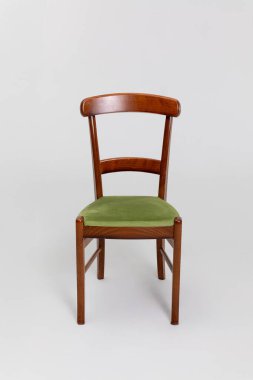 Bu el yapımı ahşap sandalye canlı yeşil döşemeye sahiptir. Klasik dekorasyon ve zarif iç tasarım için mükemmeldir.