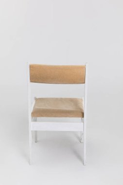 Modern iç mekanlar için ideal, rahat doğal lif koltuğu olan şık ve şık bir minimalist beyaz sandalye.