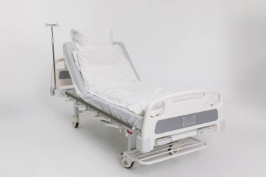 Gelişmiş hasta bakımı ve sağlık hizmetleri için tasarlanmış modern ve ayarlanabilir bir hastane yatağı.