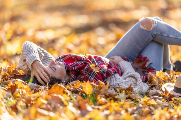 Zorgeloze Mooie Brunette Liggend Het Park Ontspannen Tijdens Zonnige Herfst — Stockfoto
