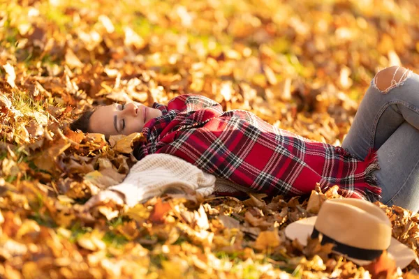 Zorgeloze Mooie Brunette Liggend Het Park Ontspannen Tijdens Zonnige Herfst — Stockfoto
