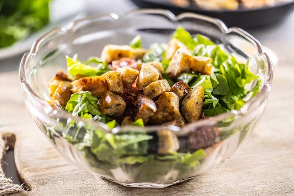 Sezar Salatası Ekmek Kırıntılı Cam Kase — Stok fotoğraf