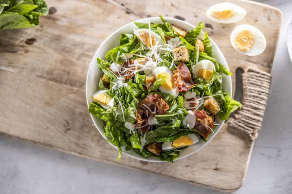 Cézár Saláta Elkészített Romaine Saláta Sült Szalonna Tojás Kenyér Kruton — Stock Fotó
