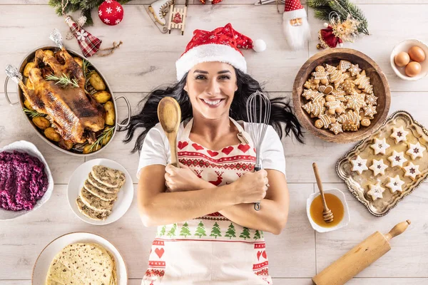 Soddisfatta Cuoca Grembiule Natalizio Cappello Babbo Natale Sdraiata Sul Pavimento — Foto Stock