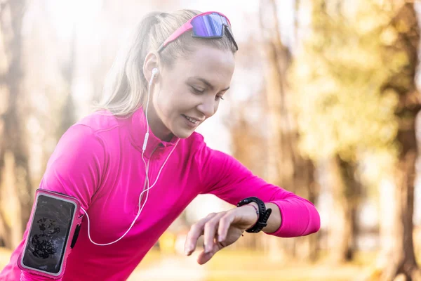 Corredor Mujer Joven Comprueba Reloj Inteligente Después Correr Parque — Foto de Stock