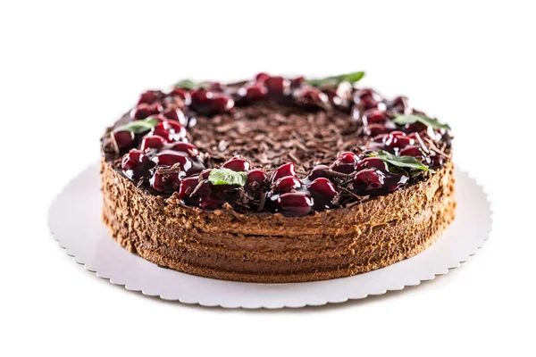 Gâteau Aux Cerises Chocolat Décoré Feuilles Menthe Sur Fond Blanc — Photo