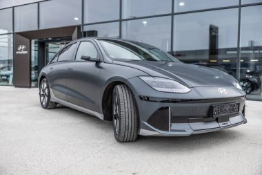 Prag, Çek Cumhuriyeti, 3 Mart. 2023: IONIQ 6 Model elektrikli araba Hyundai 'den araba bayiliğinin önünde.