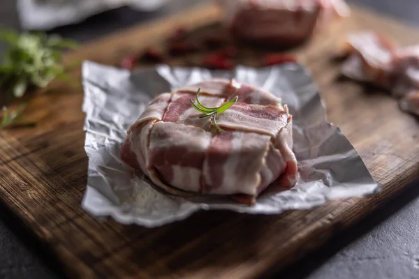Detalhe Envoltório Queijo Bacon Pronto Para Fritar Colocado Uma Tábua — Fotografia de Stock