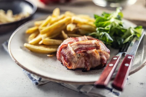 Carne Avvolta Nel Bacon Servita Con Patatine Fritte Insalata Piatto — Foto Stock