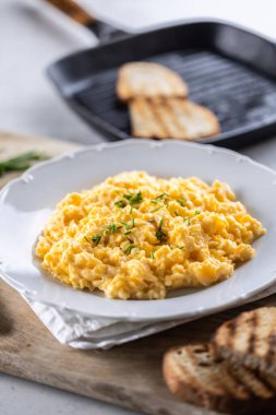 Kahvaltı için bir tabak taze yumurta ve ızgara ekmekli omlet..