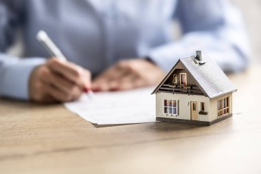 Sigorta, ipotek, satış veya alım sözleşmesi imzalayan kişi.