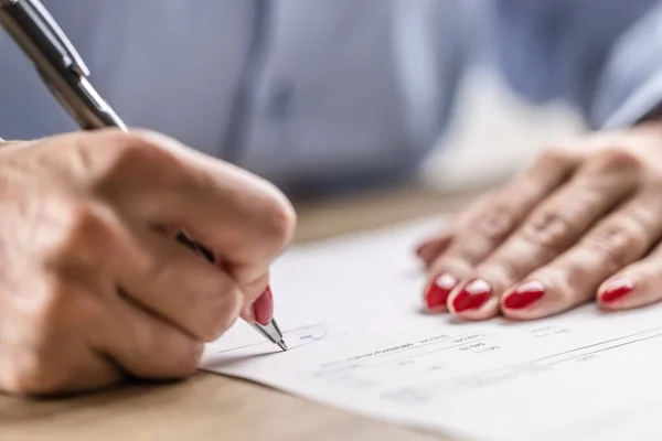 Kadın Elinin Kağıt Sözleşmesi Kalemle Anlaşma Imzalaması Ayrıntıları — Stok fotoğraf