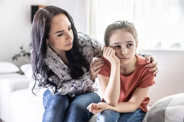 Förolämpade Unga Dotter Tjurar Soffa Medan Hennes Mamma Försöker Prata — Stockfoto