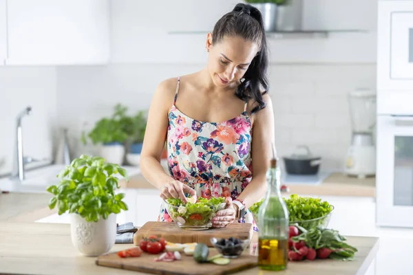 Egy Fiatal Egészséges Salátát Készít Friss Alapanyagokból — Stock Fotó
