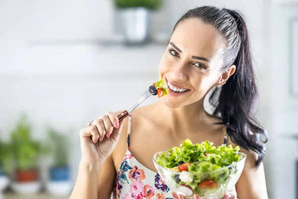 Estilo Vida Saudável Jovem Mulher Comendo Salada Alface Jovem Morena — Fotografia de Stock