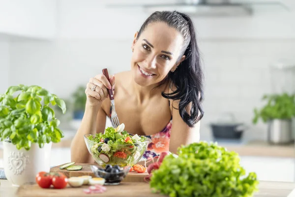 Estilo Vida Saludable Mujer Joven Comiendo Ensalada Lechuga Joven Morena —  Fotos de Stock