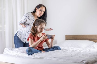 Annesi, kızının internette gördüklerine şaşırmış ve şok olmuş.. 