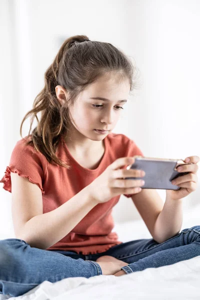 Pre Teen Girl Addicted Being Online Having Fomo Having Her — Stock Photo, Image
